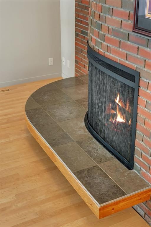 521 30 Avenue Sw, Calgary, AB - Indoor With Fireplace