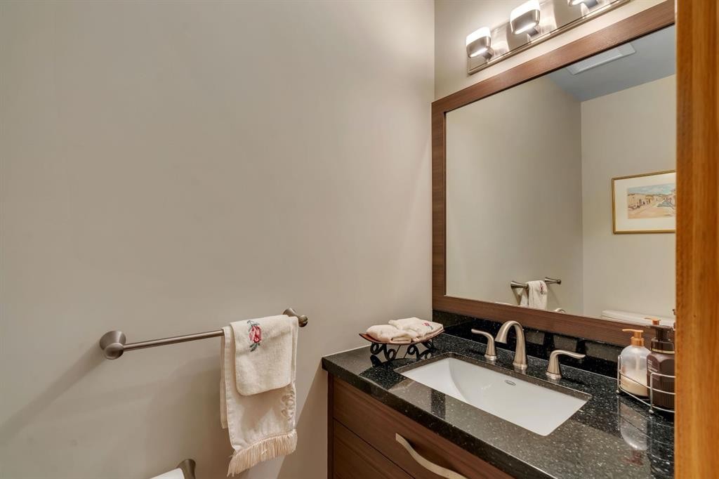 521 30 Avenue Sw, Calgary, AB - Indoor Photo Showing Bathroom