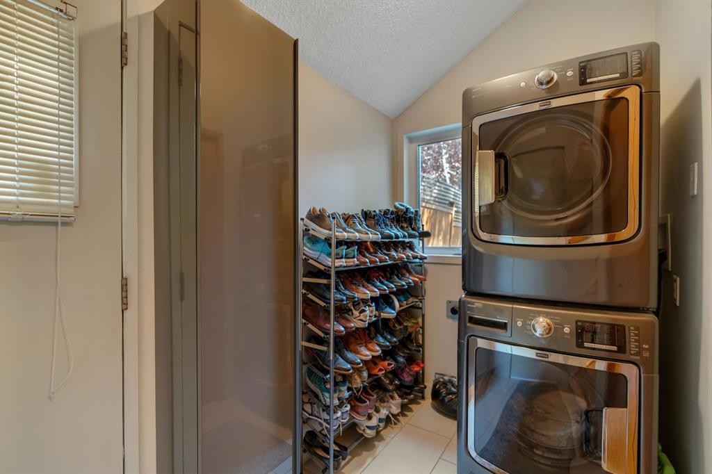 521 30 Avenue Sw, Calgary, AB - Indoor Photo Showing Laundry Room