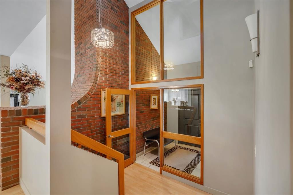 521 30 Avenue Sw, Calgary, AB - Indoor Photo Showing Other Room