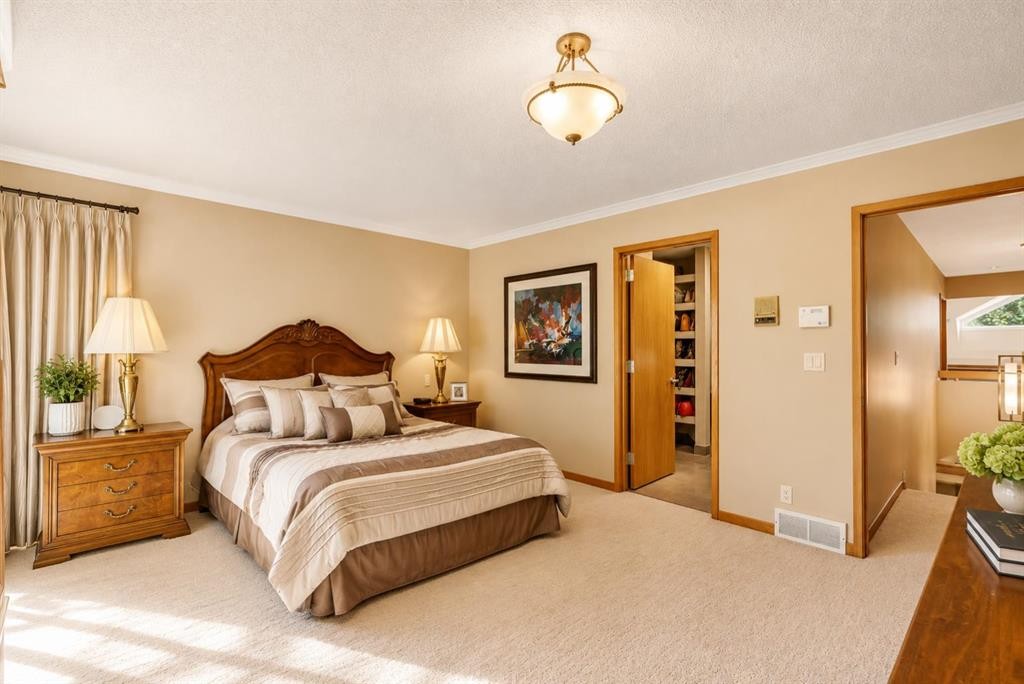 521 30 Avenue Sw, Calgary, AB - Indoor Photo Showing Bedroom
