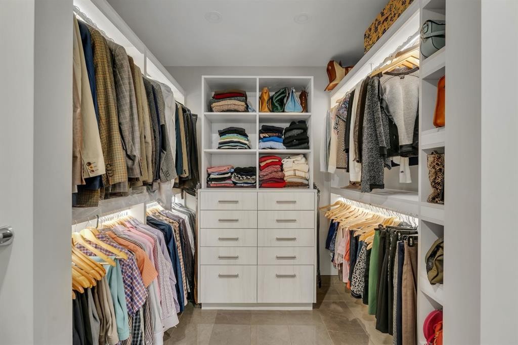 521 30 Avenue Sw, Calgary, AB - Indoor With Storage