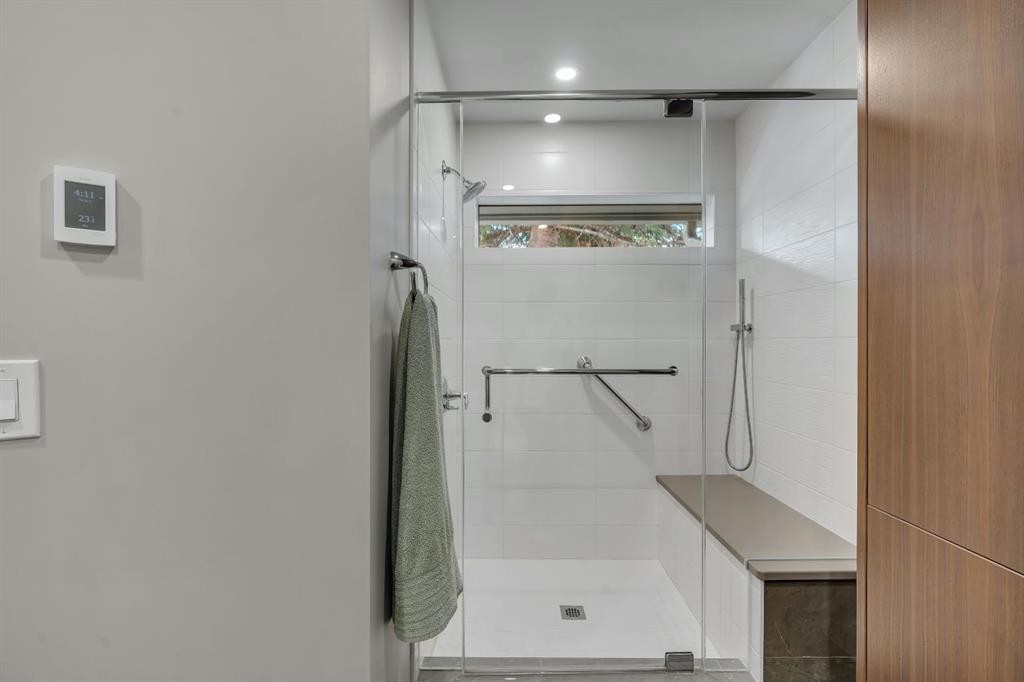 521 30 Avenue Sw, Calgary, AB - Indoor Photo Showing Bathroom