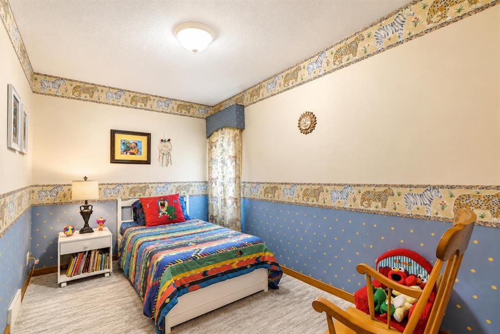 521 30 Avenue Sw, Calgary, AB - Indoor Photo Showing Bedroom