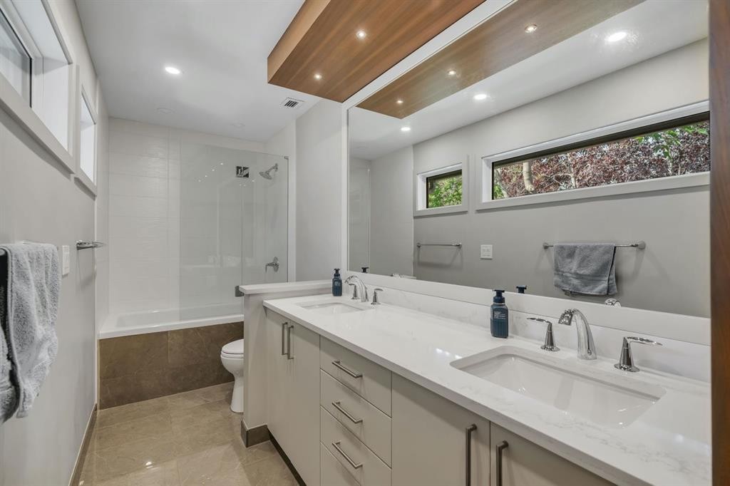 521 30 Avenue Sw, Calgary, AB - Indoor Photo Showing Bathroom