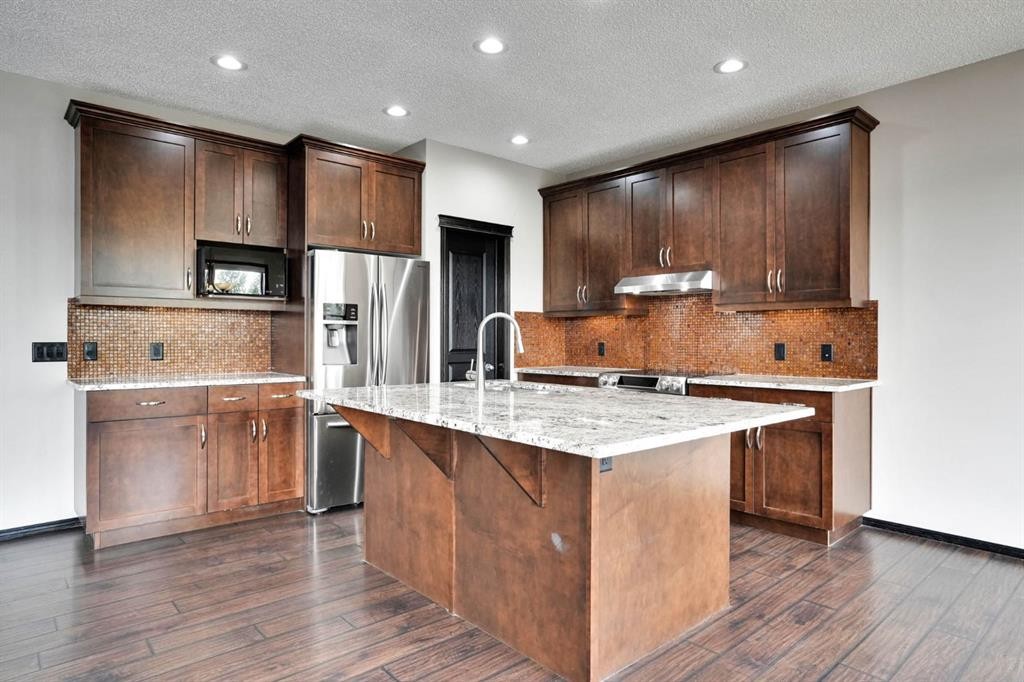 109 Pantego Terrace Nw, Calgary, AB - Indoor Photo Showing Kitchen With Upgraded Kitchen