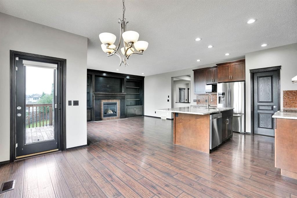 109 Pantego Terrace Nw, Calgary, AB - Indoor Photo Showing Kitchen