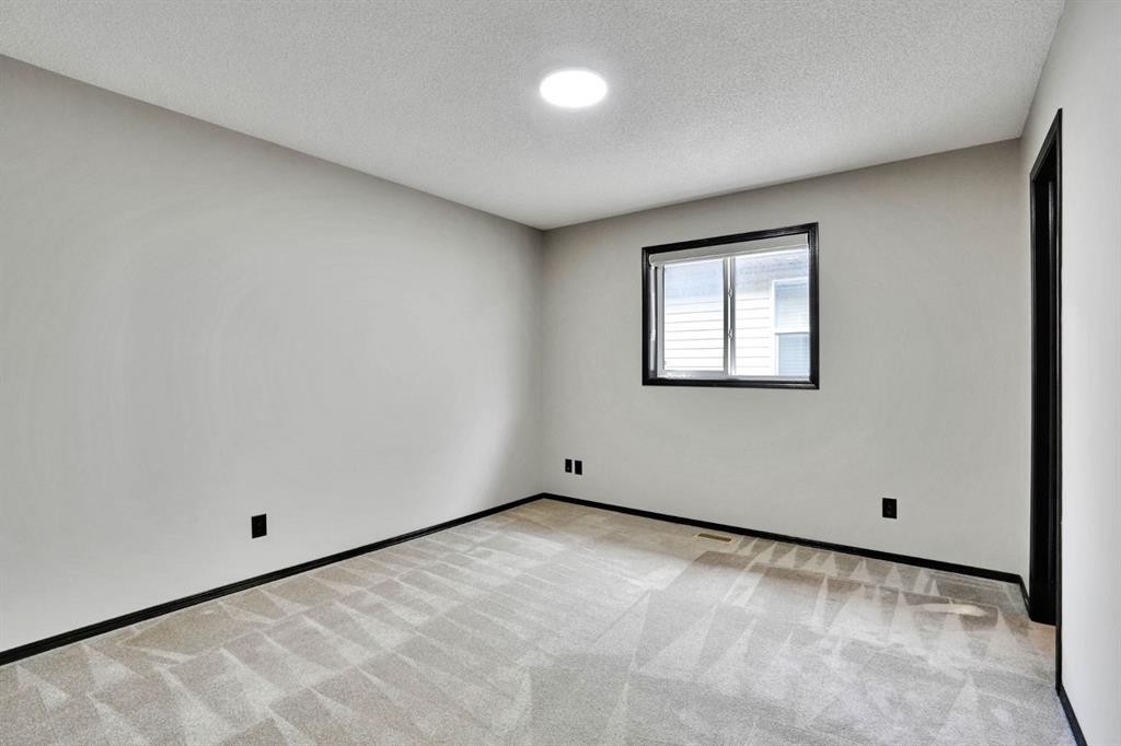 109 Pantego Terrace Nw, Calgary, AB - Indoor Photo Showing Other Room