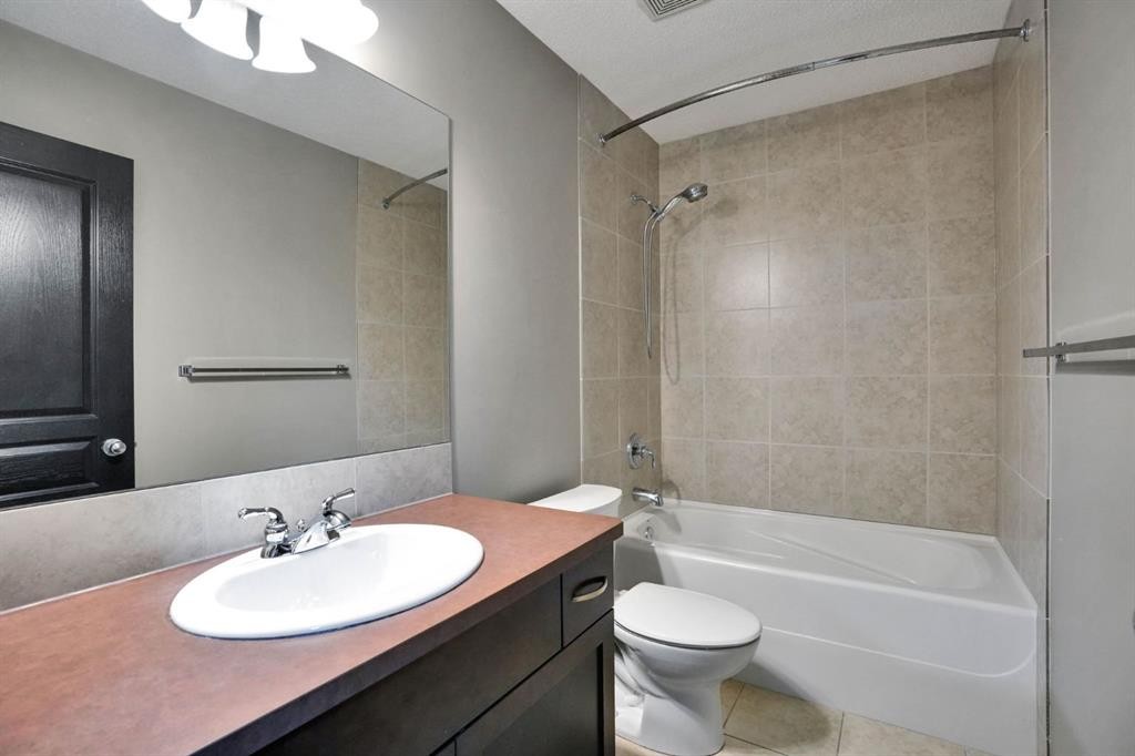 109 Pantego Terrace Nw, Calgary, AB - Indoor Photo Showing Bathroom