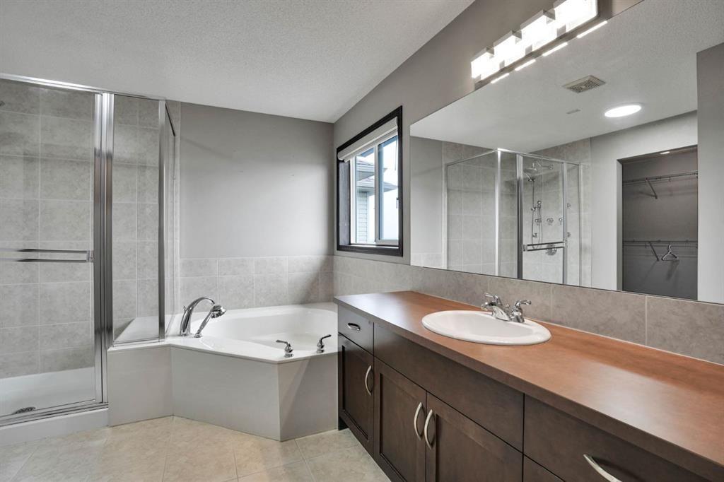 109 Pantego Terrace Nw, Calgary, AB - Indoor Photo Showing Bathroom