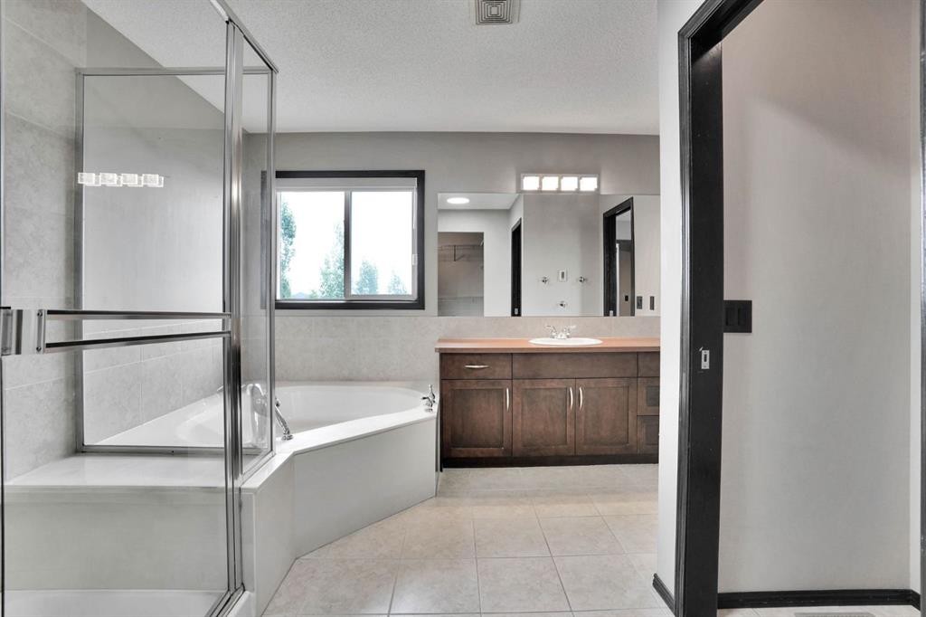 109 Pantego Terrace Nw, Calgary, AB - Indoor Photo Showing Bathroom