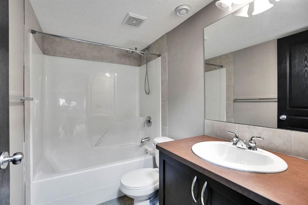 109 Pantego Terrace Nw, Calgary, AB - Indoor Photo Showing Bathroom