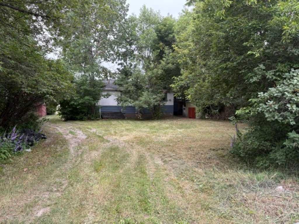 8348 Bowness Road Nw, Calgary, AB - Outdoor