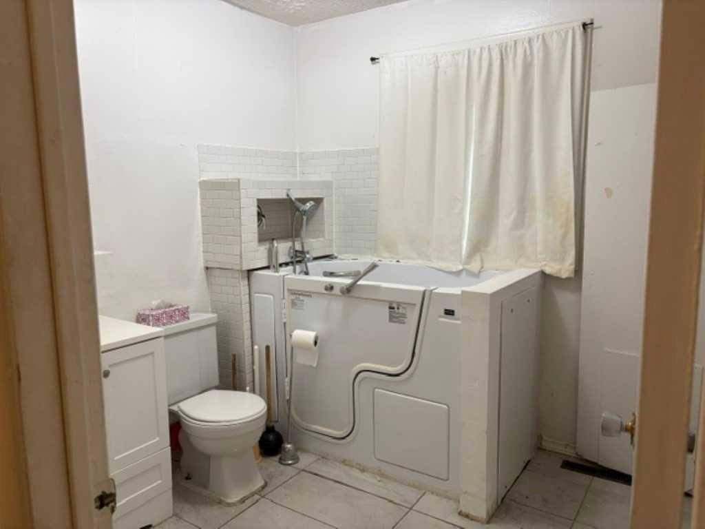 8348 Bowness Road Nw, Calgary, AB - Indoor Photo Showing Bathroom