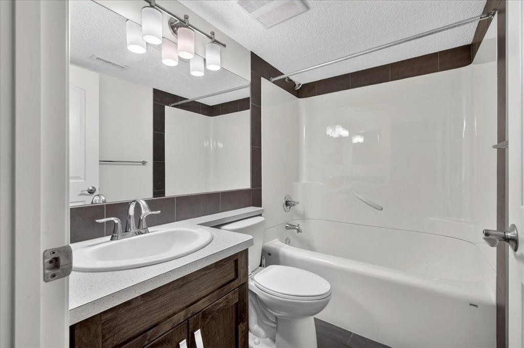 24 Auburn Meadows Green Se, Calgary, AB - Indoor Photo Showing Bathroom