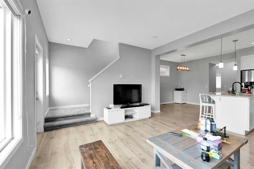 75 Evanscrest Way Nw, Calgary, AB - Indoor Photo Showing Living Room