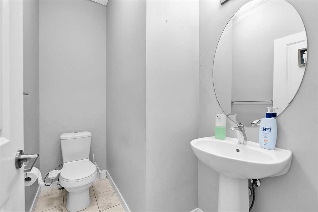 75 Evanscrest Way Nw, Calgary, AB - Indoor Photo Showing Bathroom