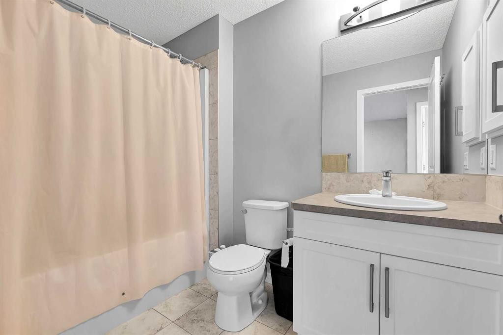 75 Evanscrest Way Nw, Calgary, AB - Indoor Photo Showing Bathroom