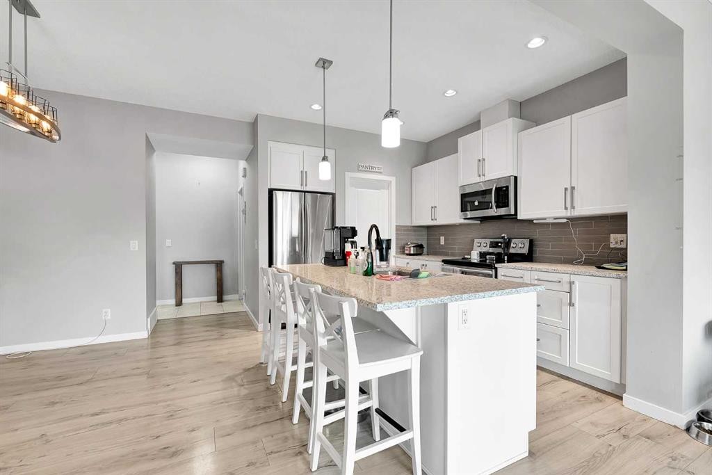 75 Evanscrest Way Nw, Calgary, AB - Indoor Photo Showing Kitchen With Upgraded Kitchen