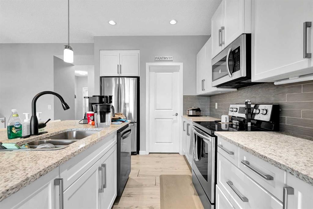 75 Evanscrest Way Nw, Calgary, AB - Indoor Photo Showing Kitchen With Double Sink With Upgraded Kitchen