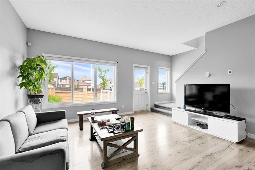 75 Evanscrest Way Nw, Calgary, AB - Indoor Photo Showing Living Room