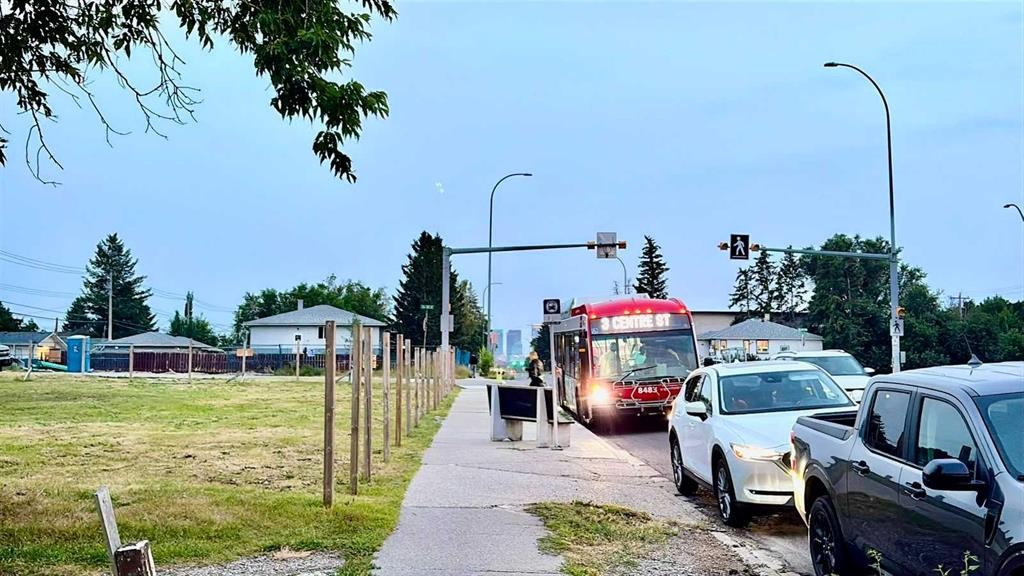 4-3726 Centre Street Ne, Calgary, AB - Outdoor