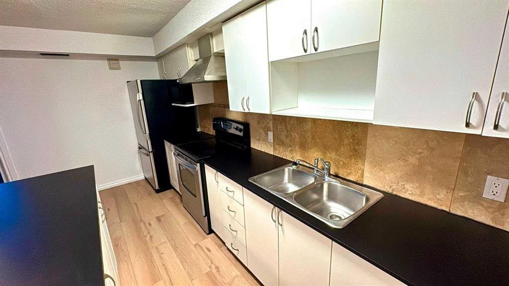 4-3726 Centre Street Ne, Calgary, AB - Indoor Photo Showing Kitchen With Double Sink