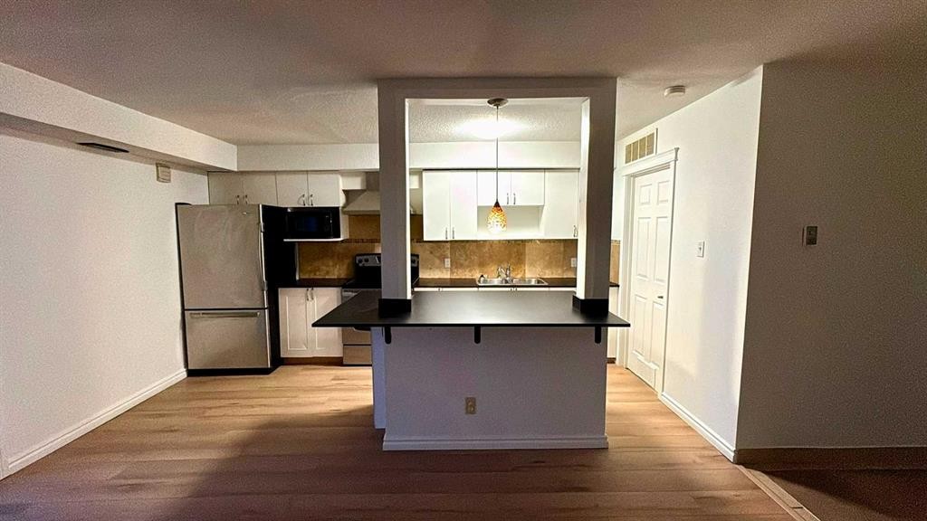 4-3726 Centre Street Ne, Calgary, AB - Indoor Photo Showing Kitchen