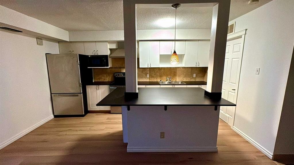 4-3726 Centre Street Ne, Calgary, AB - Indoor Photo Showing Kitchen