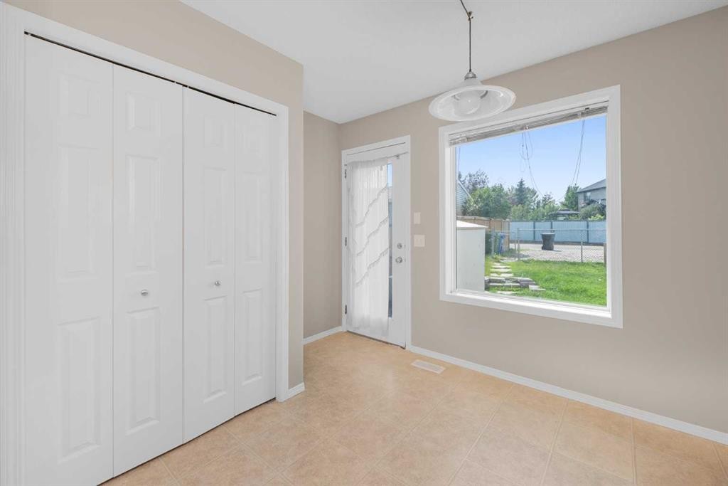 169 Everstone Drive Sw, Calgary, AB - Indoor Photo Showing Other Room