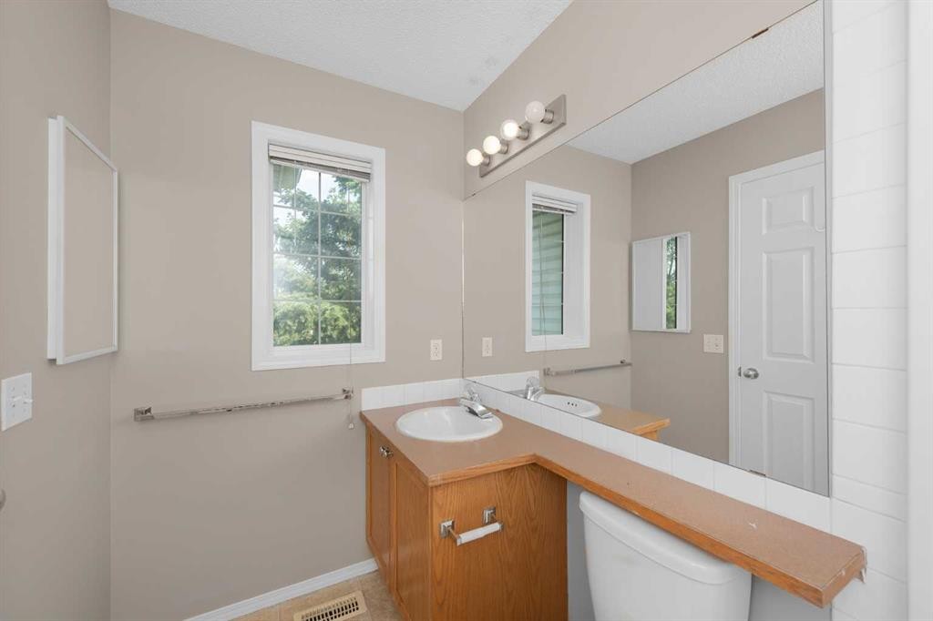 169 Everstone Drive Sw, Calgary, AB - Indoor Photo Showing Bathroom