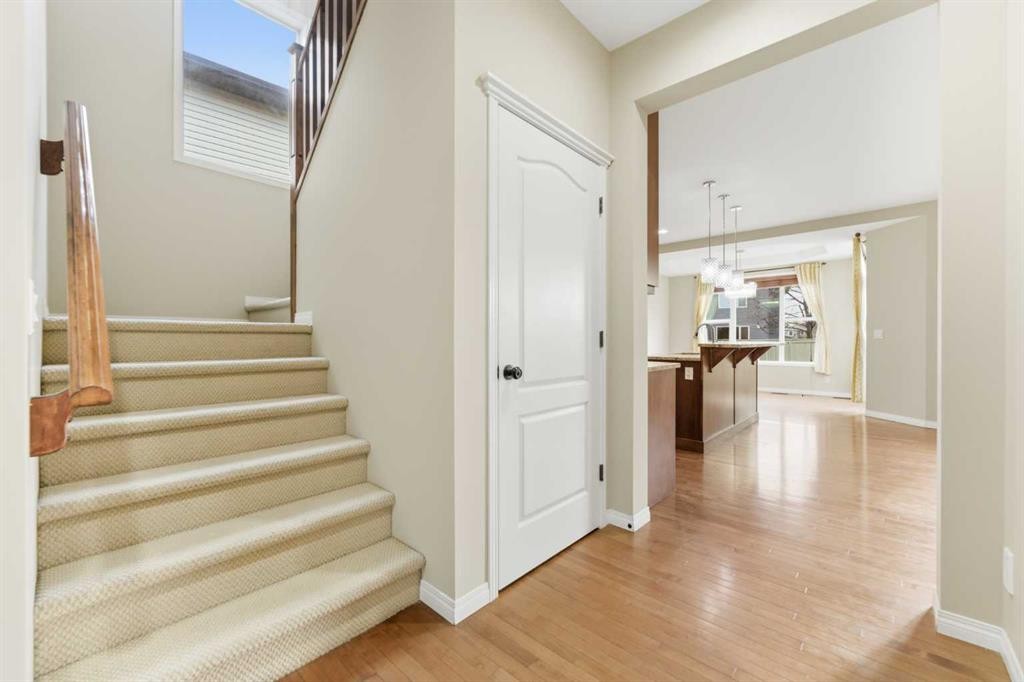 29 Royal Birkdale Drive Nw, Calgary, AB - Indoor Photo Showing Other Room