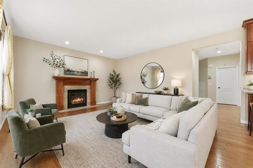 29 Royal Birkdale Drive Nw, Calgary, AB - Indoor Photo Showing Living Room With Fireplace