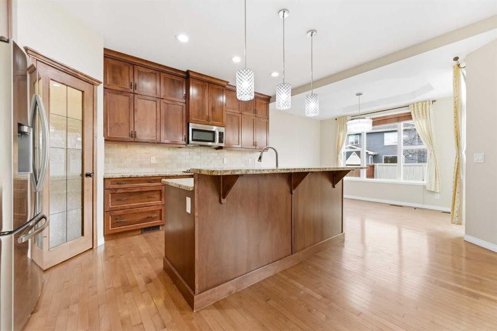 29 Royal Birkdale Drive Nw, Calgary, AB - Indoor Photo Showing Kitchen With Upgraded Kitchen