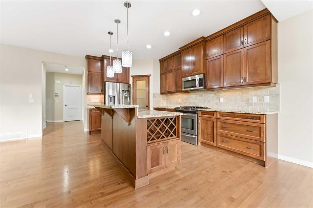 29 Royal Birkdale Drive Nw, Calgary, AB - Indoor Photo Showing Kitchen With Upgraded Kitchen