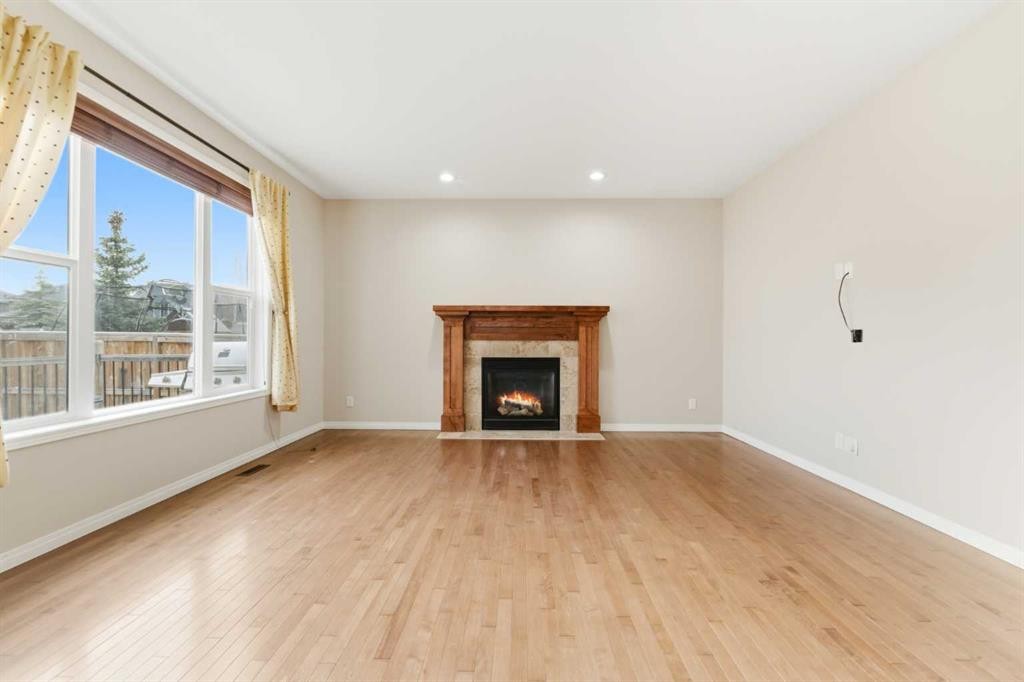 29 Royal Birkdale Drive Nw, Calgary, AB - Indoor Photo Showing Living Room With Fireplace