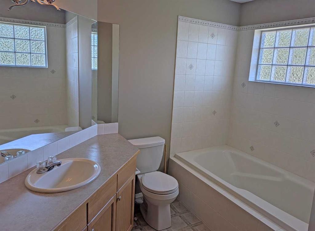 34 Coopers Close Sw, Airdrie, AB - Indoor Photo Showing Bathroom