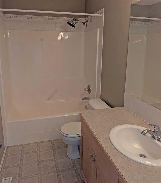 34 Coopers Close Sw, Airdrie, AB - Indoor Photo Showing Bathroom