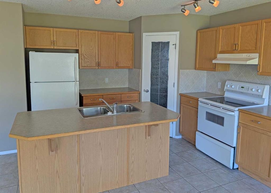 34 Coopers Close Sw, Airdrie, AB - Indoor Photo Showing Kitchen