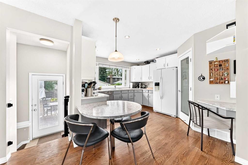 256 Midvalley Place Se, Calgary, AB - Indoor Photo Showing Dining Room