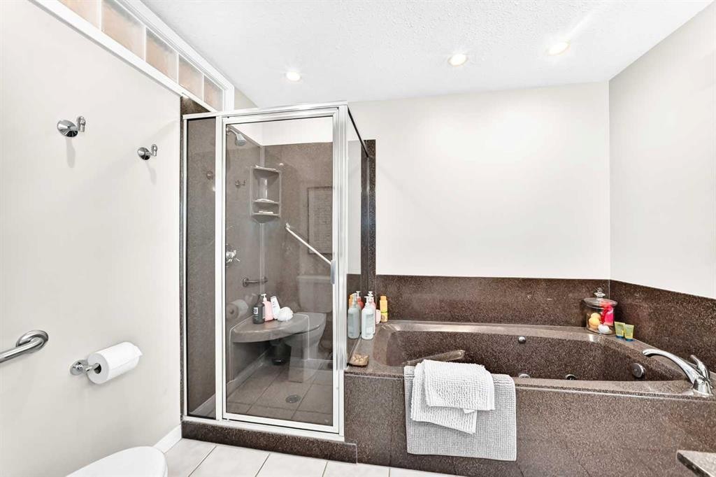 256 Midvalley Place Se, Calgary, AB - Indoor Photo Showing Bathroom