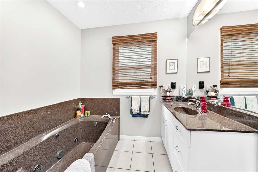 256 Midvalley Place Se, Calgary, AB - Indoor Photo Showing Bathroom