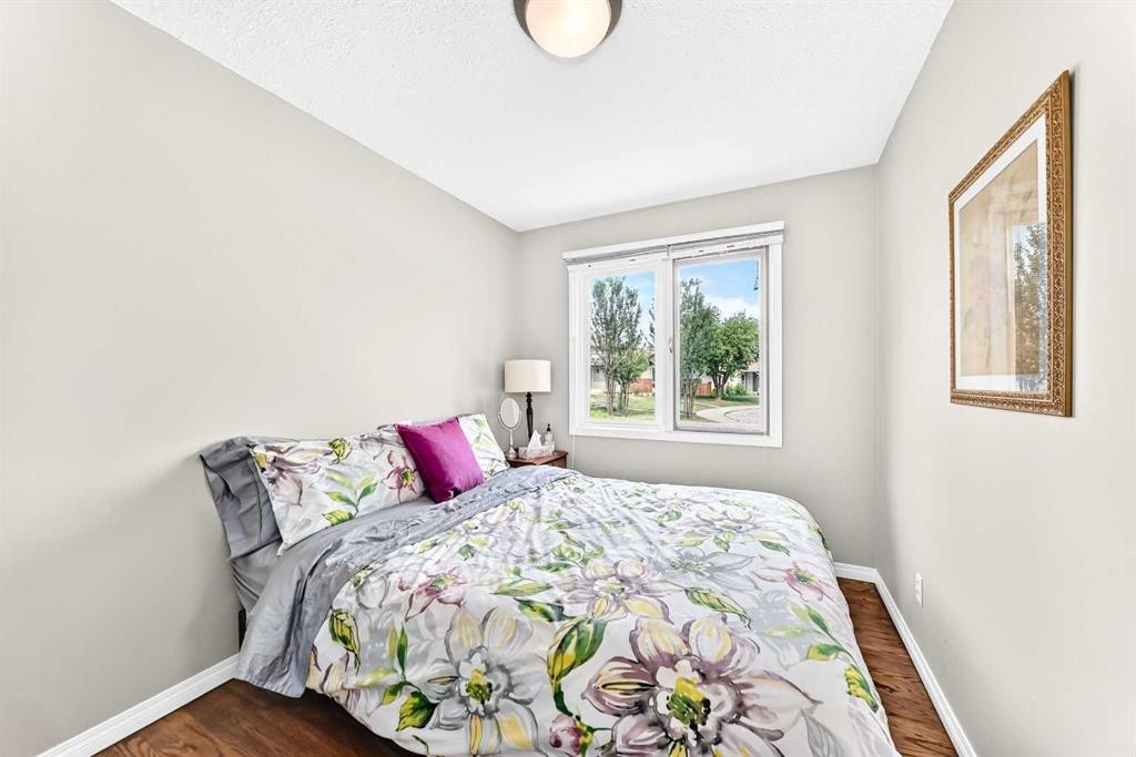 256 Midvalley Place Se, Calgary, AB - Indoor Photo Showing Bedroom