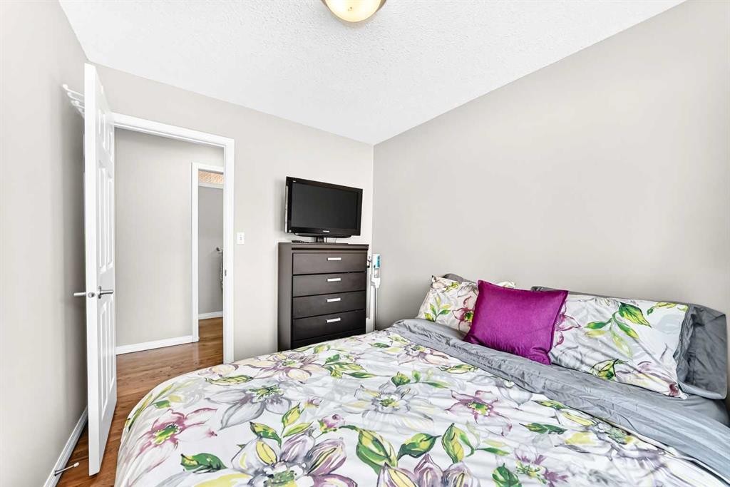 256 Midvalley Place Se, Calgary, AB - Indoor Photo Showing Bedroom