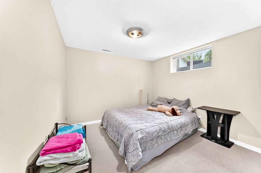 256 Midvalley Place Se, Calgary, AB - Indoor Photo Showing Bedroom