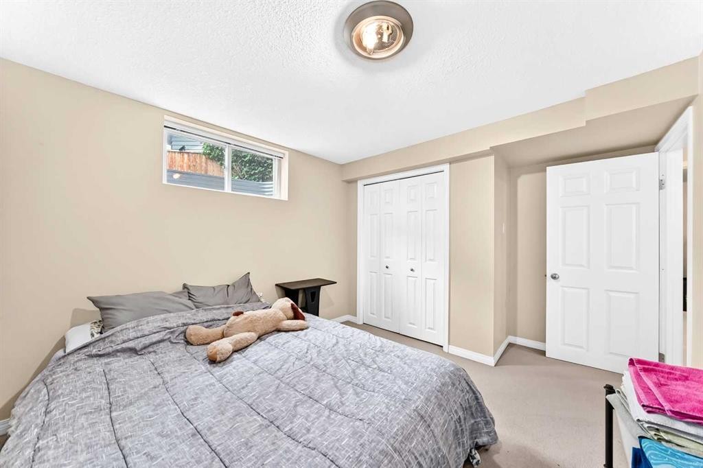 256 Midvalley Place Se, Calgary, AB - Indoor Photo Showing Bedroom