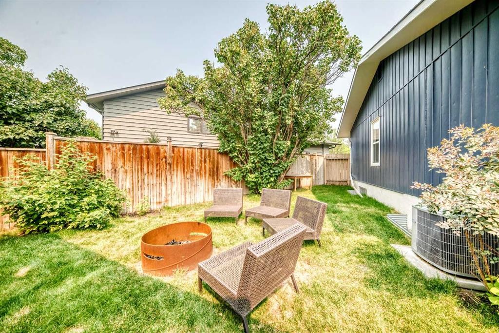 256 Midvalley Place Se, Calgary, AB - Outdoor