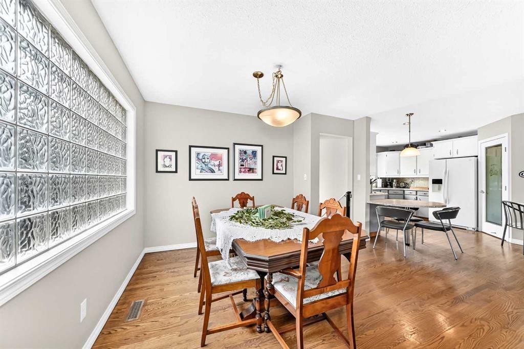 256 Midvalley Place Se, Calgary, AB - Indoor Photo Showing Dining Room