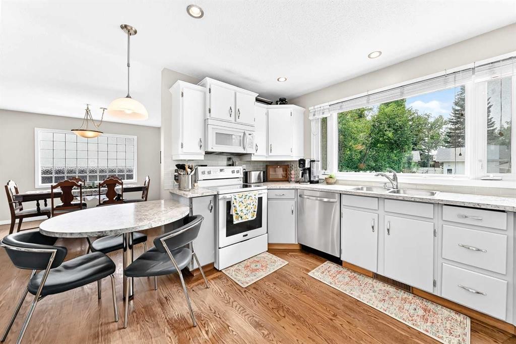 256 Midvalley Place Se, Calgary, AB - Indoor Photo Showing Kitchen With Double Sink