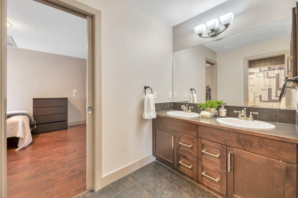 101 Hawkmere Place, Chestermere, AB - Indoor Photo Showing Bathroom